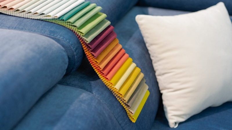 Comment choisir le tissu idéal pour votre canapé IKEA ?