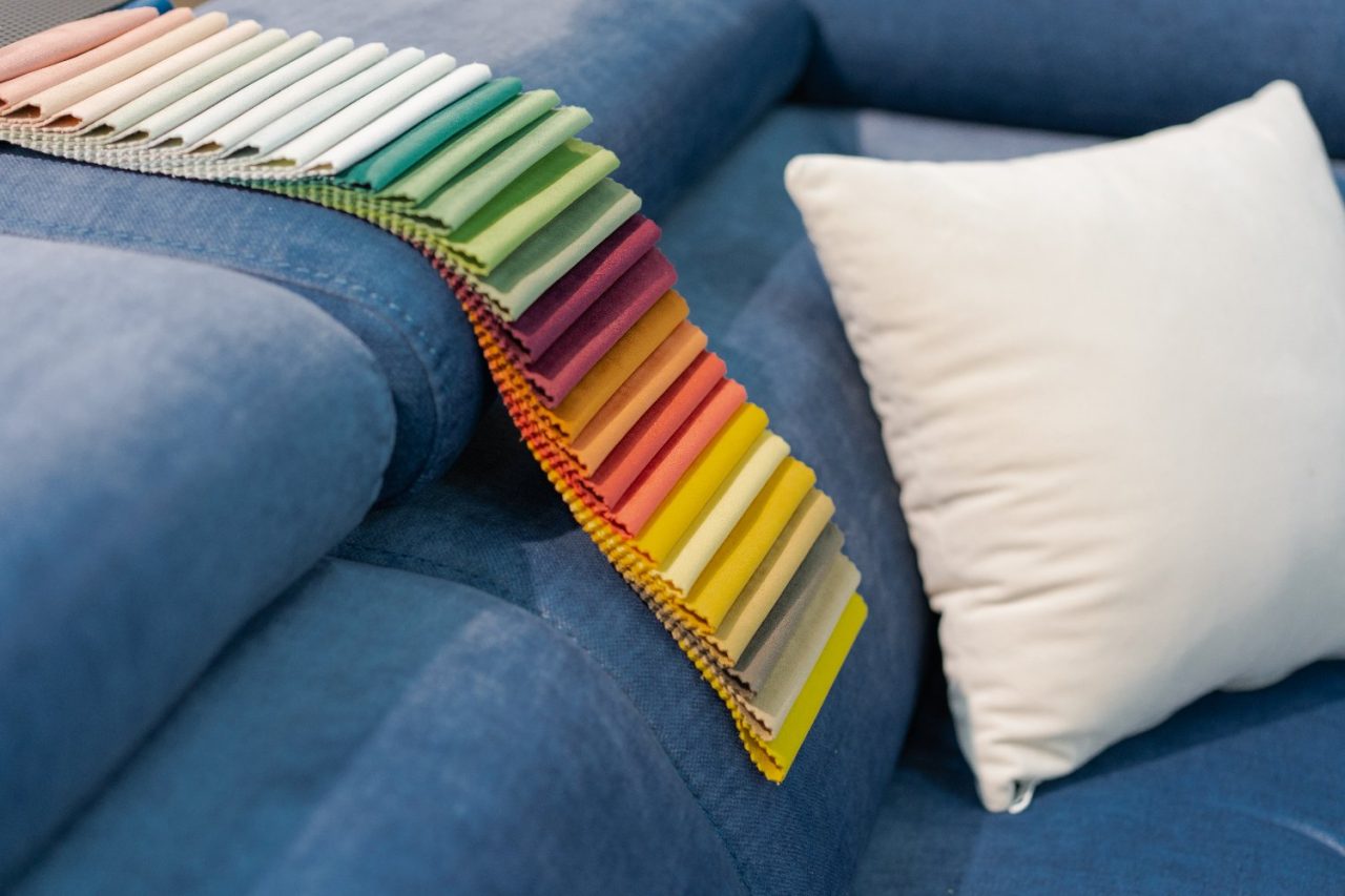 Comment choisir le tissu idéal pour votre canapé IKEA ?