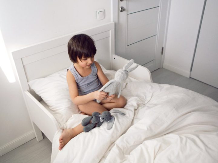 Lit enfant 90×190 bas : le choix idéal pour une chambre pratique et évolutive