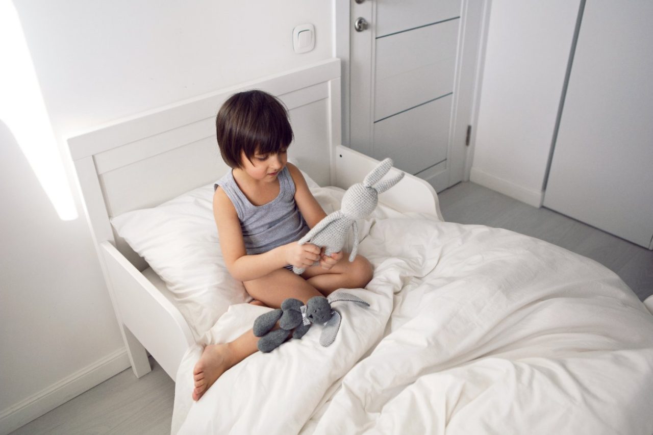Lit enfant 90×190 bas : le choix idéal pour une chambre pratique et évolutive