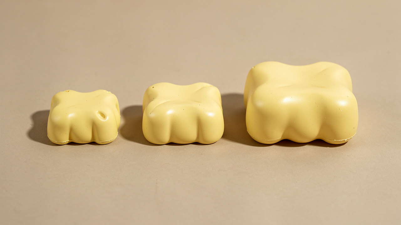 Trois squishies en forme de plaquettes de beurre, de tailles petite, moyenne et grande, présentés côte à côte sur un fond neutre.